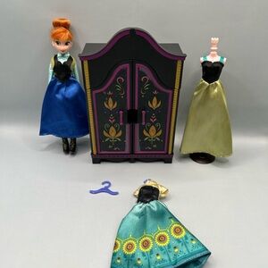 Disney Store Frozen Anna Mini Doll Play Set Accessories Wardrobe Clothes Dress